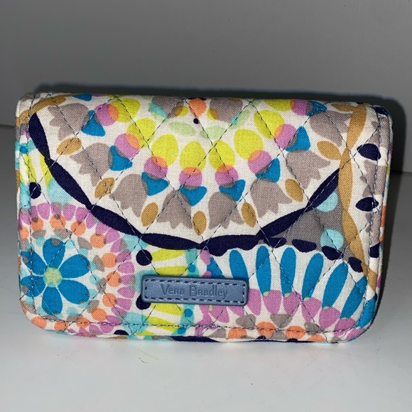 Vera Bradley RFID Small Bifold Wallet, Sunny Medallion fabric New With Tags NWT - Picture 1 of 14